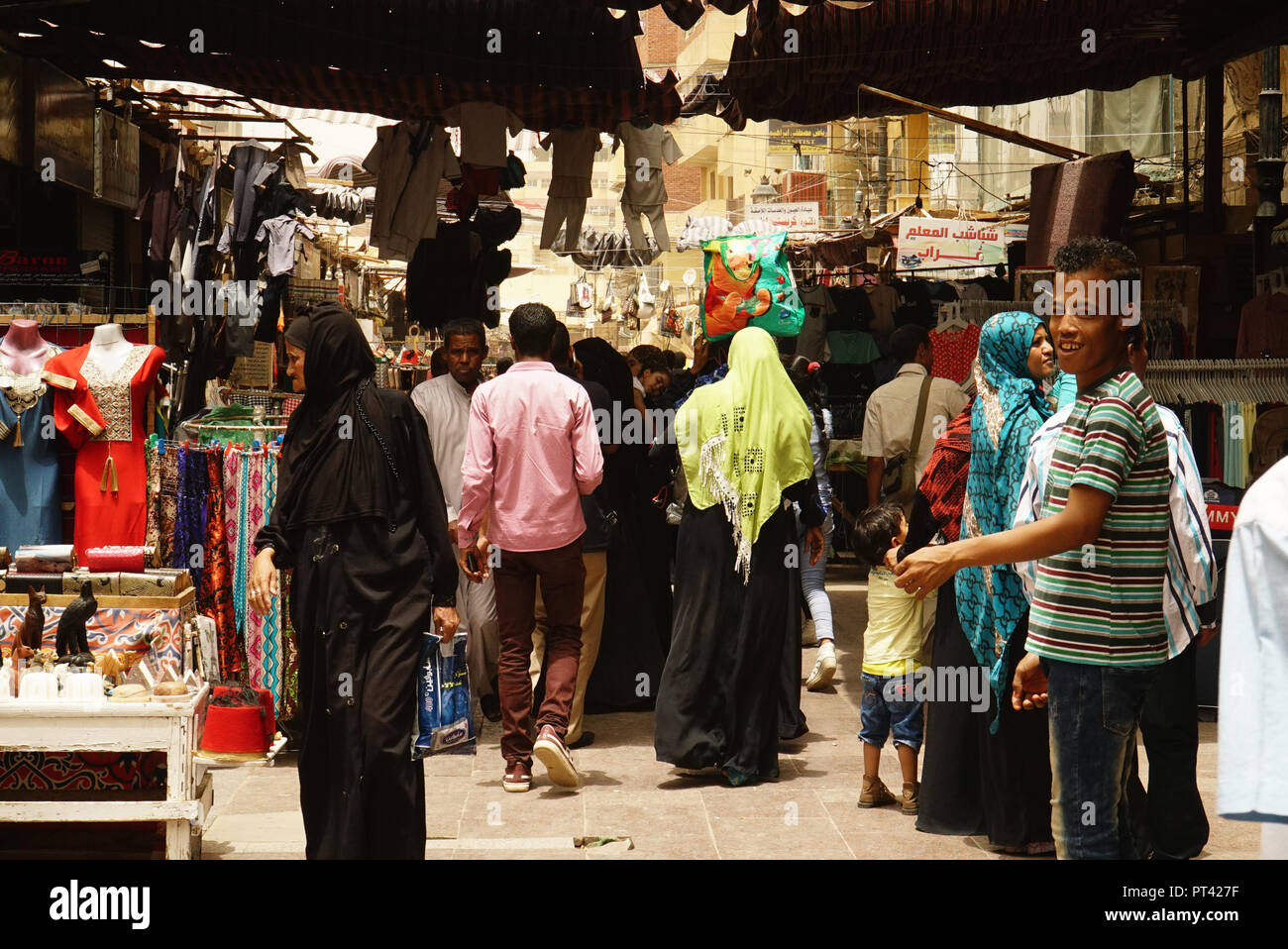 Menschen rund um den Alten Souk von Assuan, Ägypten. Stockfoto