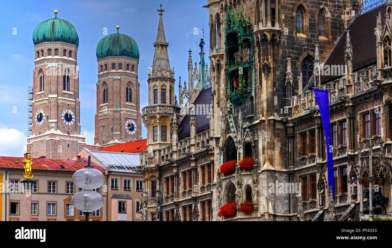 Neues Rathaus und Frauenkirche, Marienplatz, München, Oberbayern, Bayern, Deutschland Stockfoto