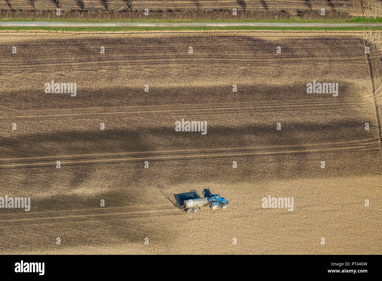 Gülle Warenkorb auf einem Feld an der Mehrstraße, Voerde, Ruhrgebiet, Nordrhein-Westfalen, Deutschland Stockfoto