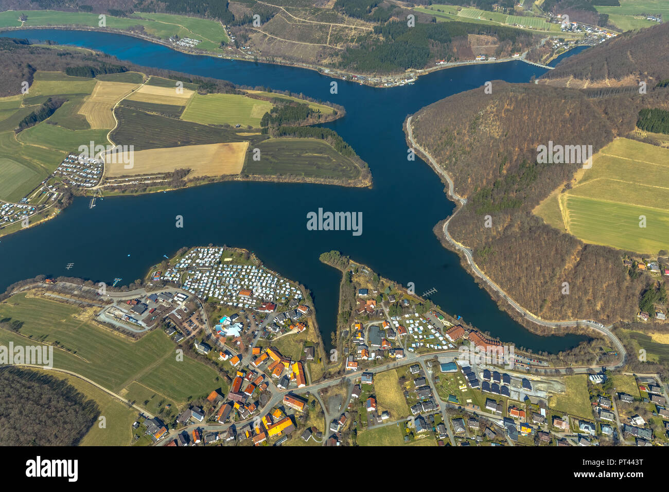 Heringhausen mit Reservoir, Damm, Wasserkraftwerk und Entschädigung Becken vorhandenen Damm Diemeltalsperre, Campingplätze, in Diemelsee in Hessen, Diemelsee, Landkreis Waldeck-Frankenberg, Nordhessen, Hochland, Hessen, Deutschland Stockfoto