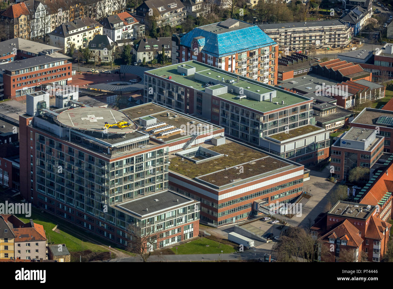 Berufsgenossenschaftliches Universitätsklinikum Bergmannsheil mit Hubschrauberlandeplatz und ADAC-Rettungshubschrauber auf dem Hubschrauberlandeplatz auf dem Dach in Bochum, Ruhrgebiet, Nordrhein-Westfalen, Deutschland Stockfoto