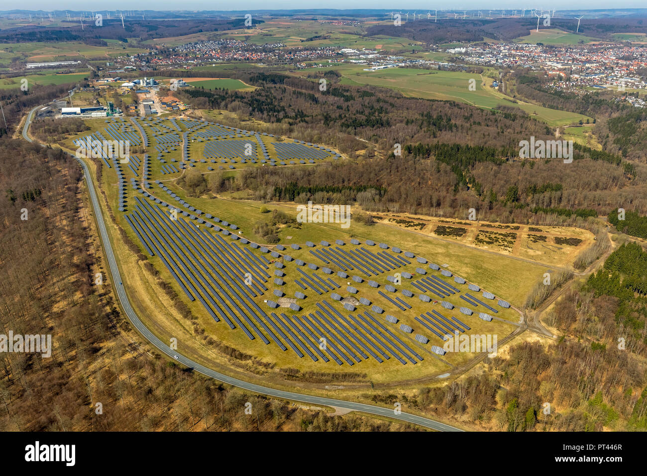 Solaranlage auf der ehemaligen Prinz-Eugen-Kaserne, mit industriellen und kommerziellen Park, Asphaltmichwerk, Asphalt pflanzen Waldeck GmbH & Co.KG, Bad Arolsen, Landkreis Waldeck-Frankenberg, Hessen, Deutschland Stockfoto