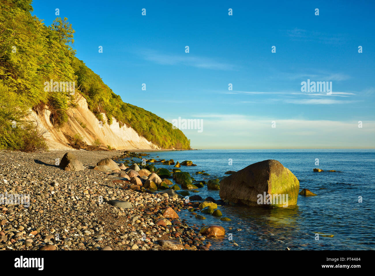 Deutschland, Mecklenburg-Vorpommern, Insel Rügen, Nationalpark Jasmund Kreidefelsen im Morgenlicht, Felsbrocken auf einem Kieselstrand Stockfoto