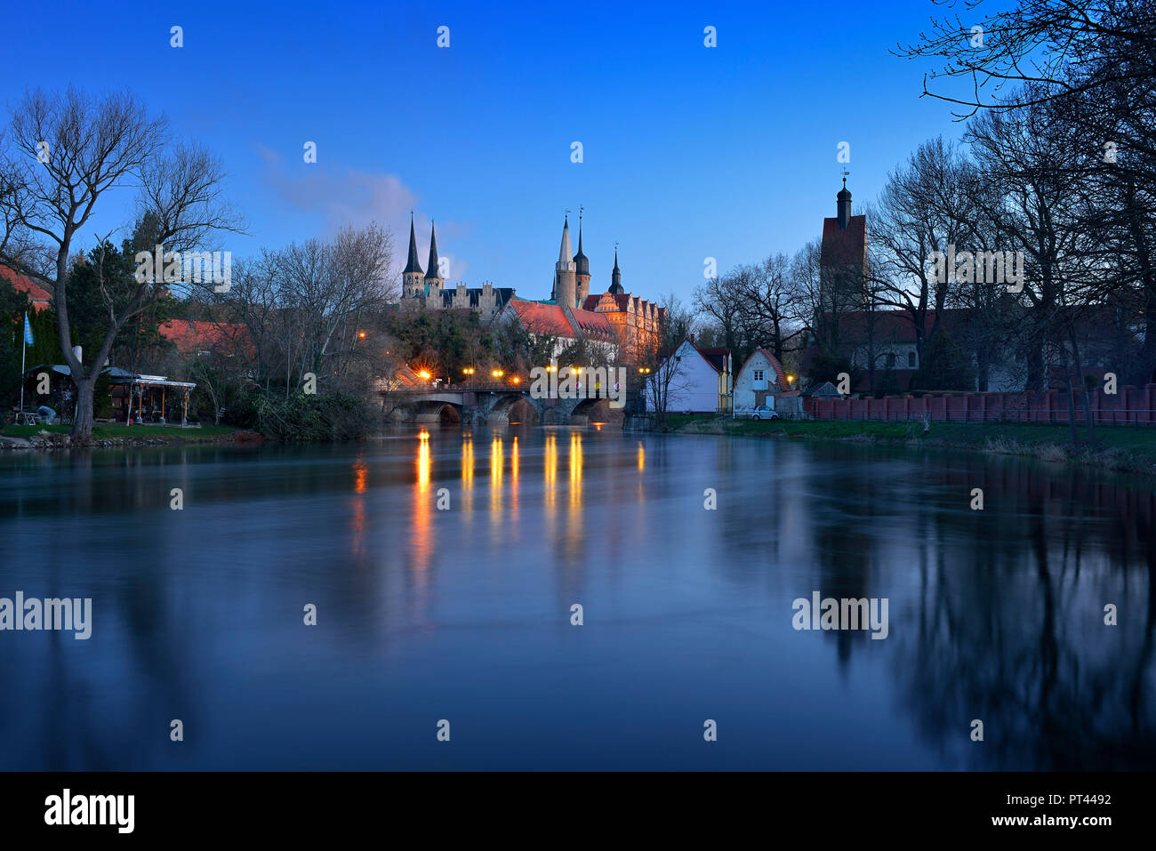 Deutschland, Sachsen-Anhalt, Merseburg, Dom und Schloss über die Saale, Dawn Stockfoto