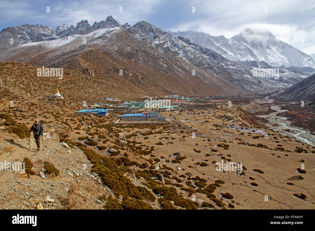 Trekker und von Dingboche Dorf auf dem Everest Base Camp Trail Stockfoto