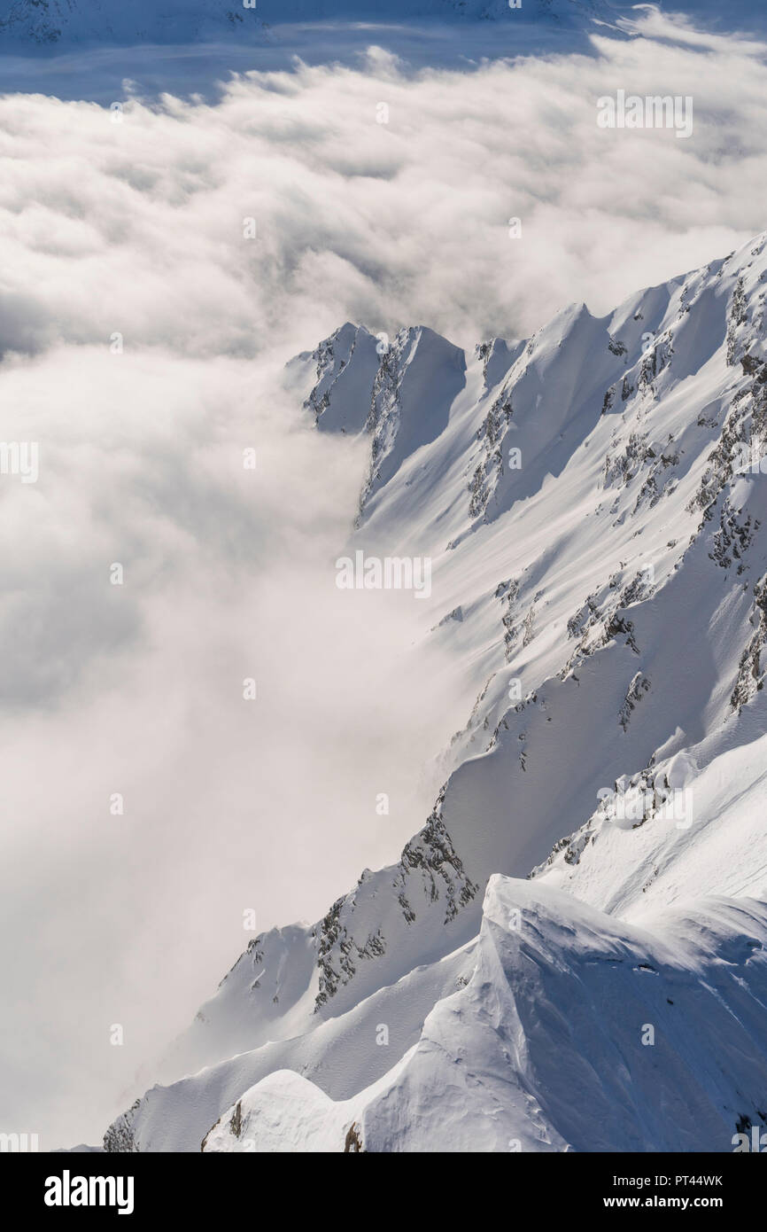 Wolken und Bergrücken von Feluma Peak, Valgrisenche, Arvier, Valle d'Aosta, Italien, Stockfoto