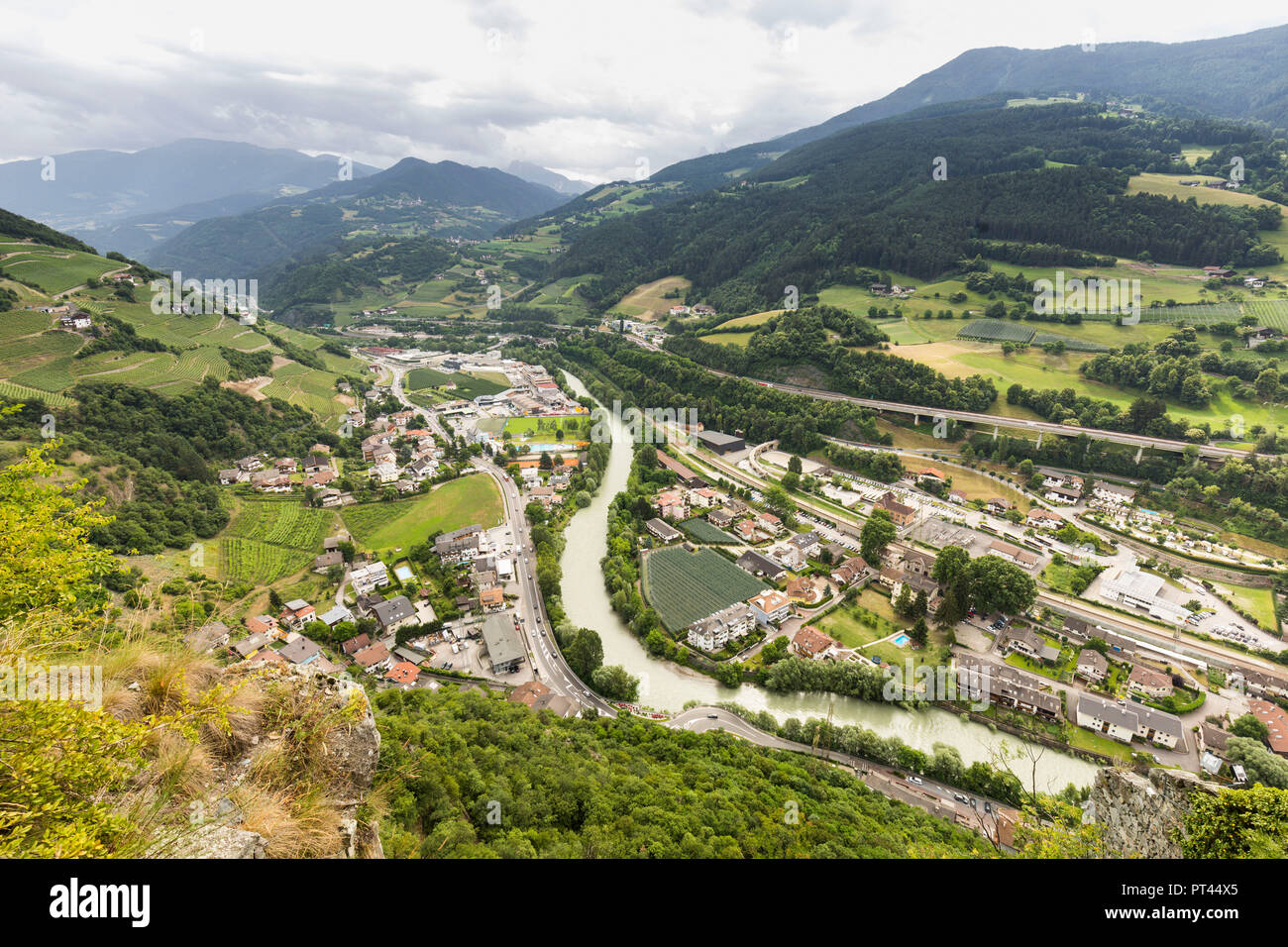 Eine aereal Ansicht von Klausen im Eisacktal, Provinz Bozen, Südtirol, Trentino Alto Adige, Italien Stockfoto