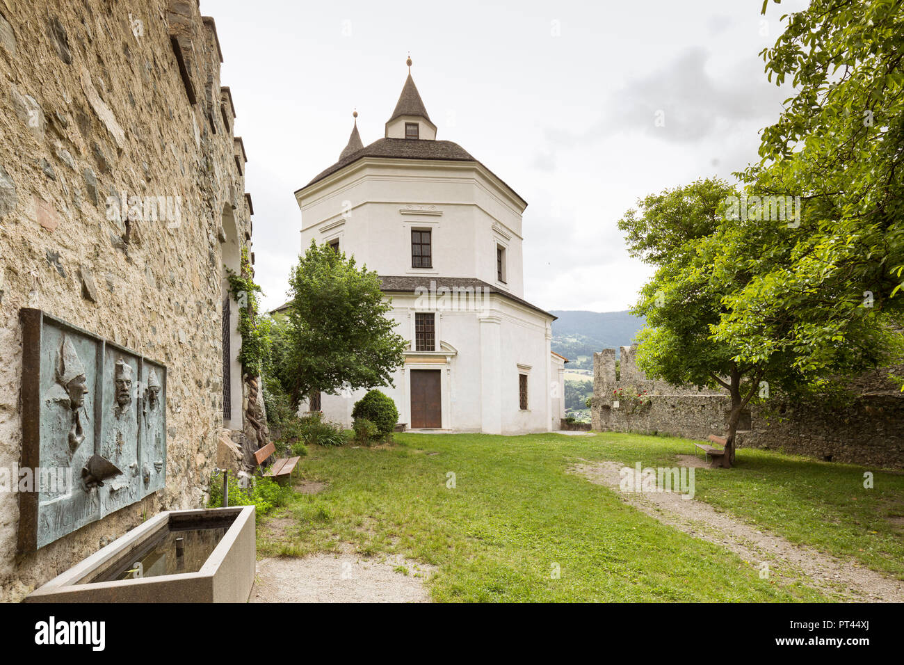 Blick auf das Kloster zum Heiligen Kreuz, in den inneren Vorhof, Kloster Säben, Provinz Bozen, Südtirol, Trentino Alto Adige, Italien Stockfoto