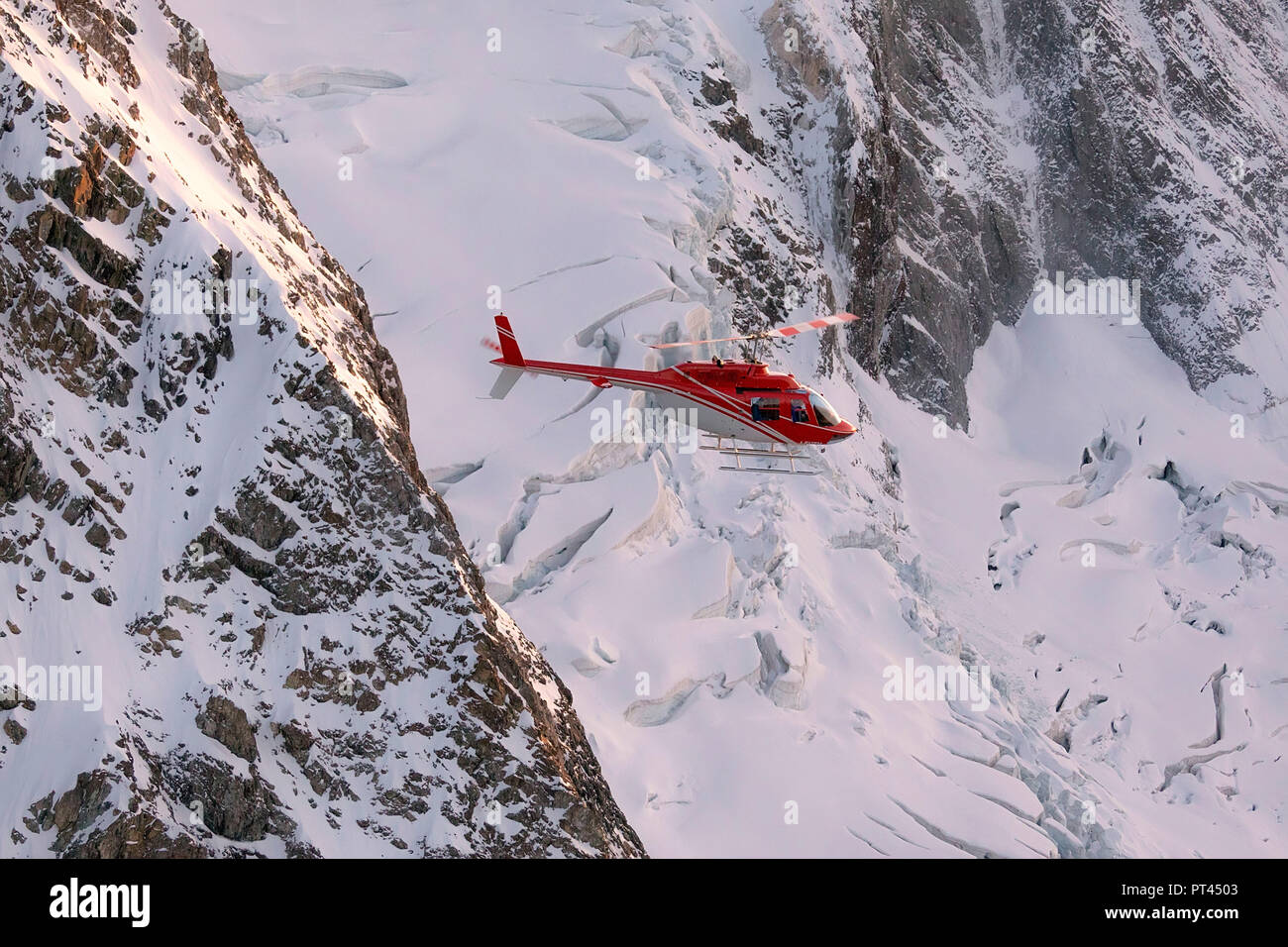 Hubschrauber im Flug auf den Gletscher des Monte Disgrazia, Valmalenco, Val Masino, Valtellina, Lombardei, Provinz Sondrio, Italien Stockfoto