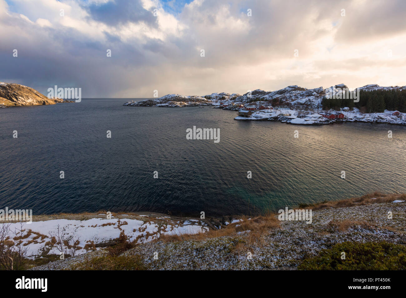 Wolken auf dem ruhigen Meer, Nusfjord, Lofoten, Norwegen Stockfoto