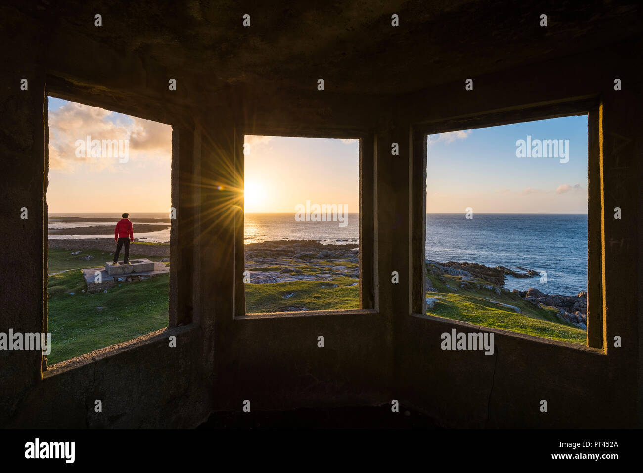 Mann bei Sonnenuntergang, Fanad Head, County Donegal, Ulster, Irland, Europa suchen, Stockfoto