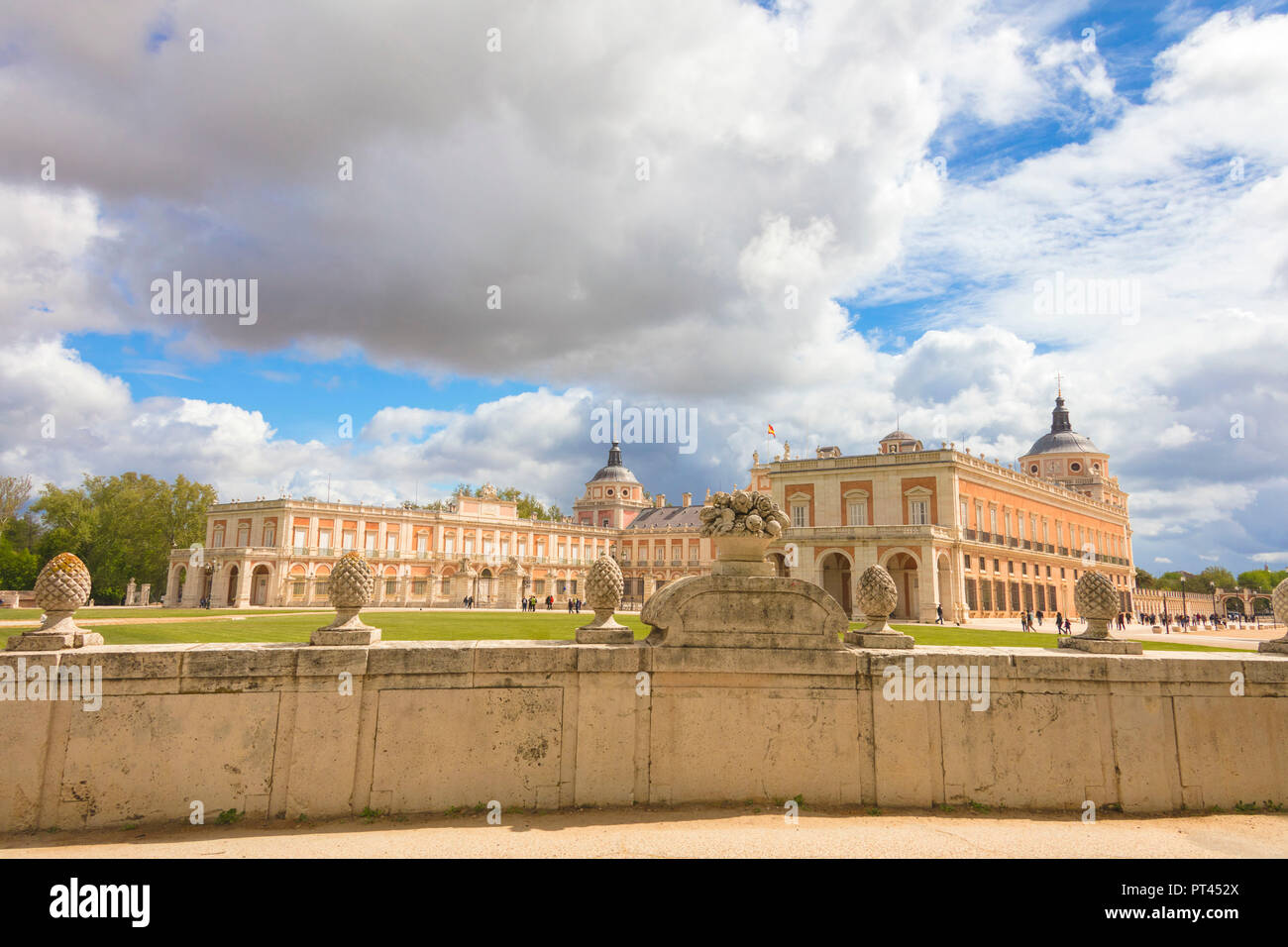 Skulpturen auf der umgebenden Mauer der königliche Palast von Aranjuez (Palacio Real), Gemeinschaft von Madrid, Spanien Stockfoto