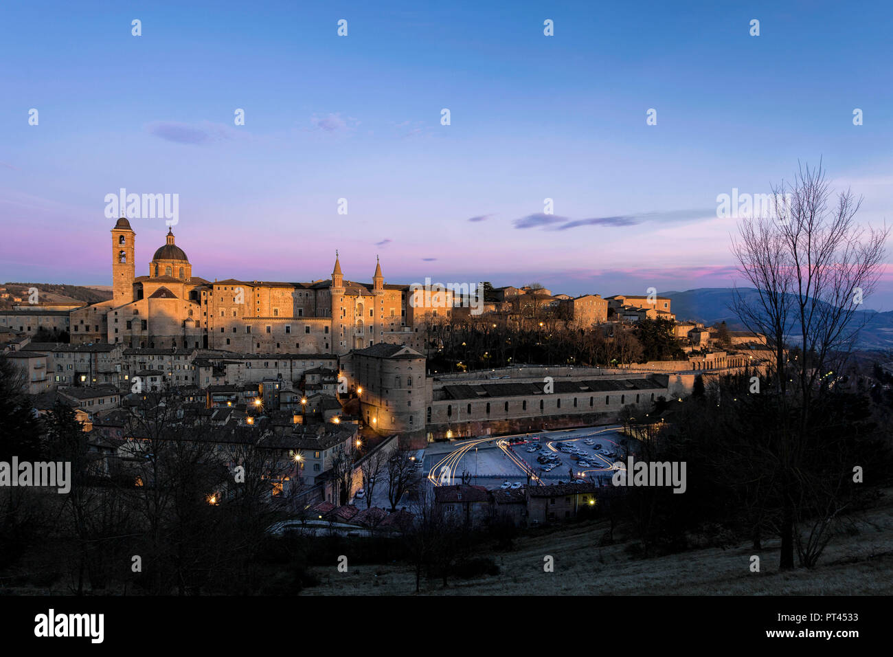 Palazzo Ducale bei Sonnenuntergang, Urbino, Provinz von Pesaro und Urbino, Marken, Italien Stockfoto