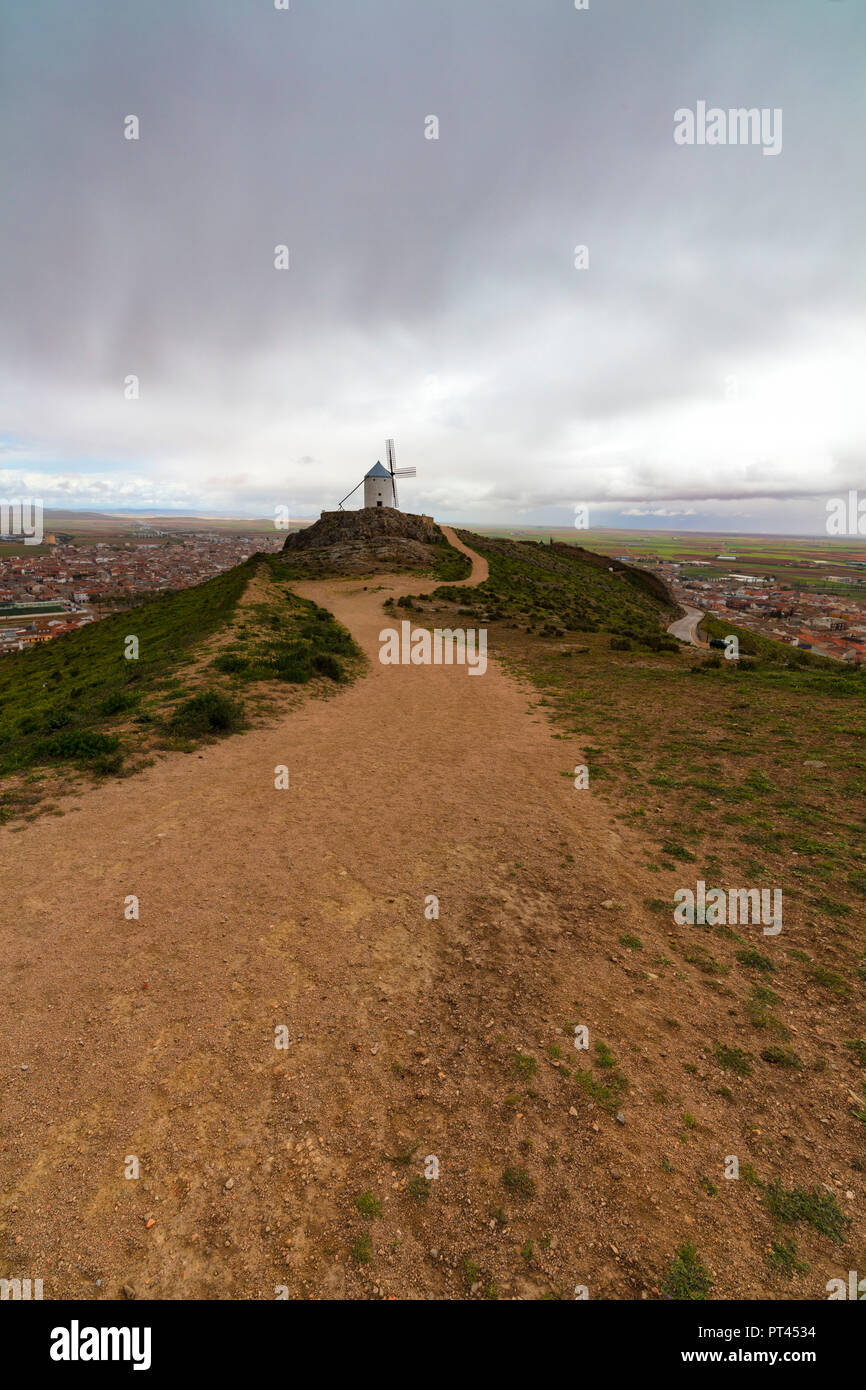 Fußweg in Richtung Windmühle, Consuegra, Don Quixote route, Provinz Toledo, Kastilien-La Mancha, Spanien Stockfoto