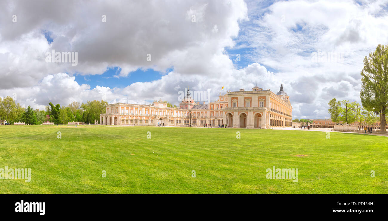 Panoramablick auf den Garten und den Königspalast (Palacio Real), Aranjuez, Gemeinschaft von Madrid, Spanien Stockfoto