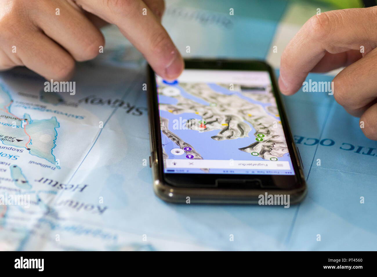 Reisender Planung einer Reise an die Karten von den Färöer Inseln auf dem Smartphone suchen Stockfoto
