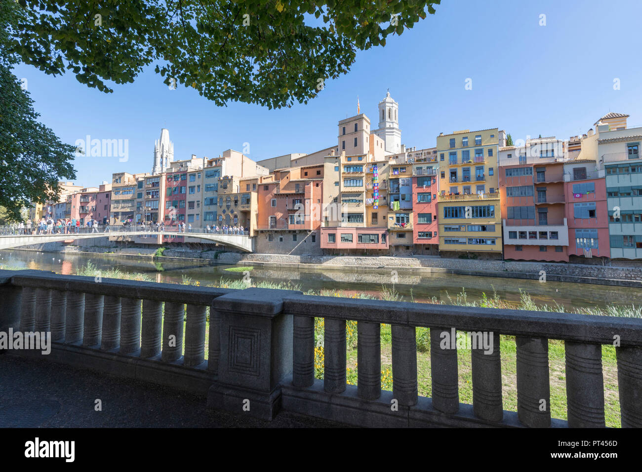 Bunte Häuser auf dem Fluss Onyar, Girona, Katalonien, Spanien Stockfoto