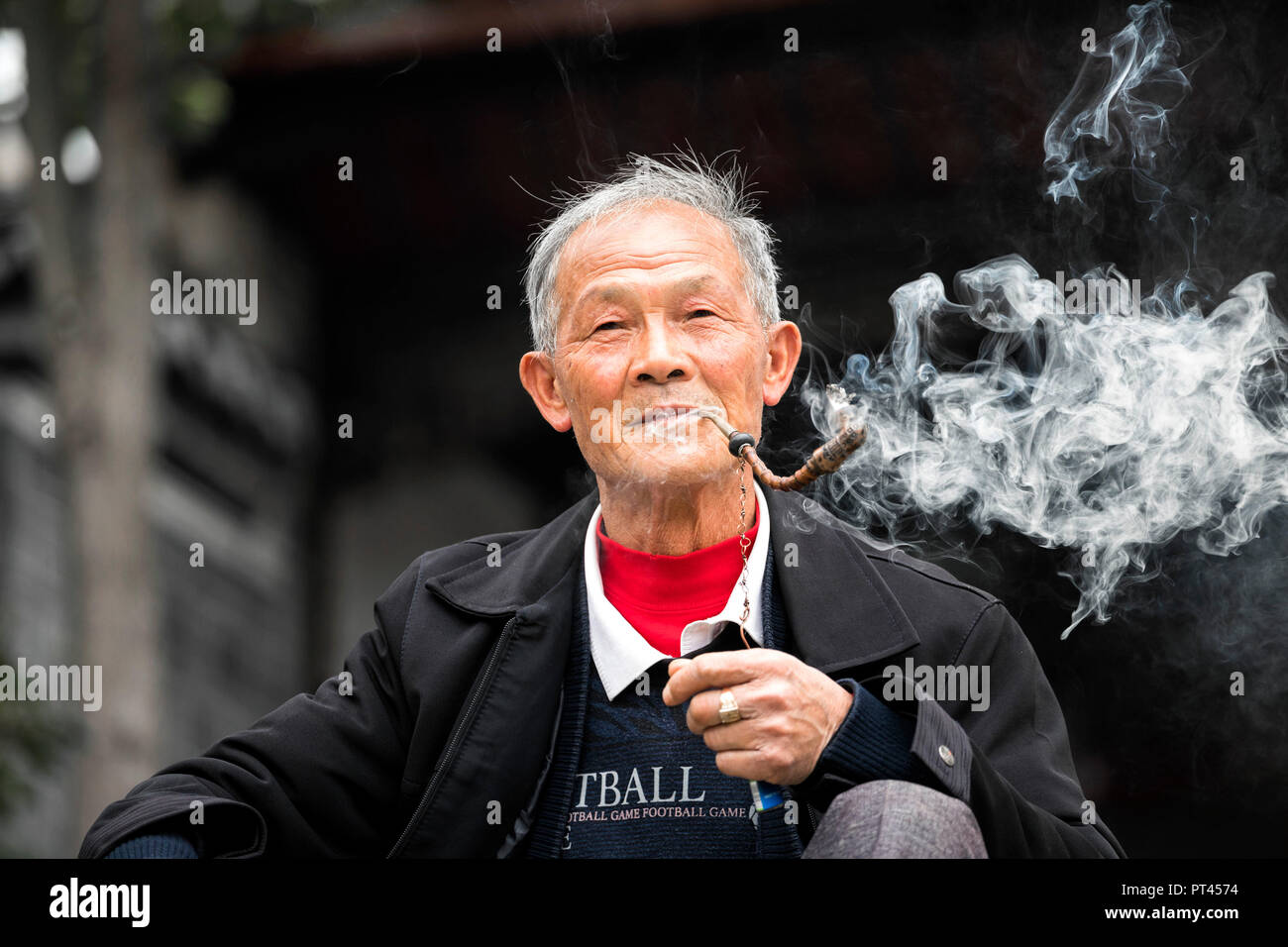 Chinesischer Mann Rauchen einer Pfeife, Qingyan, Guizhou, China Stockfoto