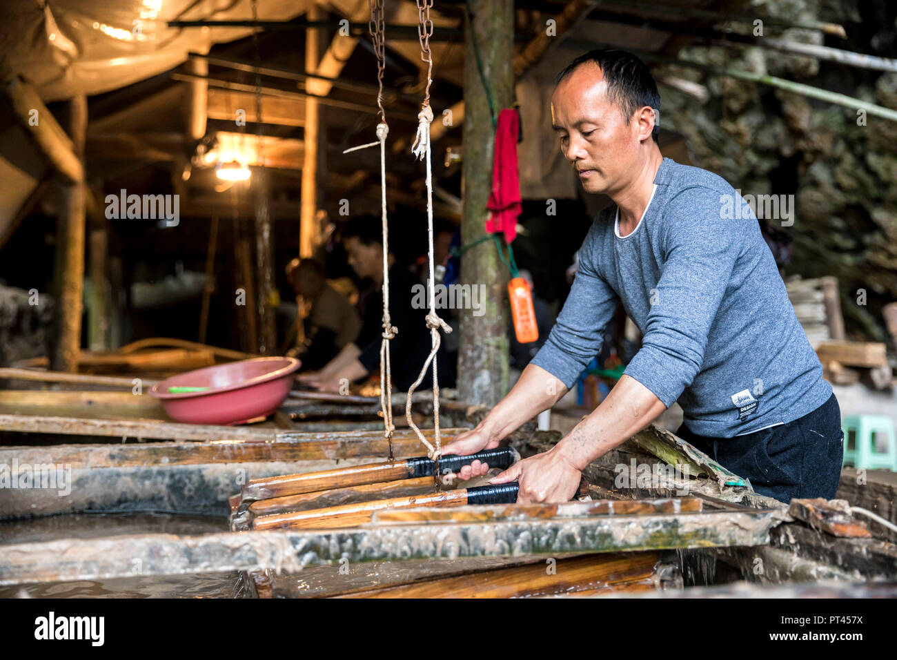 Alte papermaking in Shiqiao Miao Dorf, Danzhai County, Guizhou, China Stockfoto