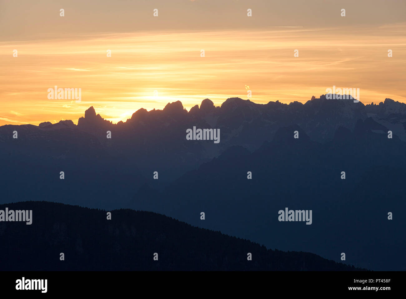 Pale di San Martino Gruppe aus Costa Berg bei Sonnenuntergang, Mezzomiglio, Cansiglio, Voralpen von Belluno, Farra d'Alpago, Provinz Belluno, Venetien, Italien Stockfoto