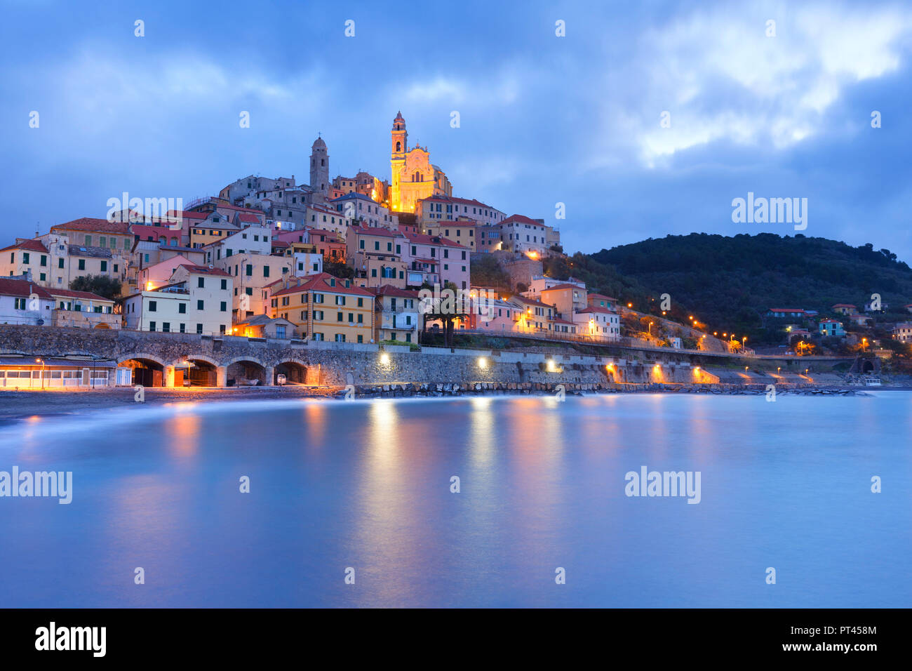 Dorf Cervo in der Dämmerung, Cervo, Provinz Imperia, Ligurien, Italien, Europa, Stockfoto