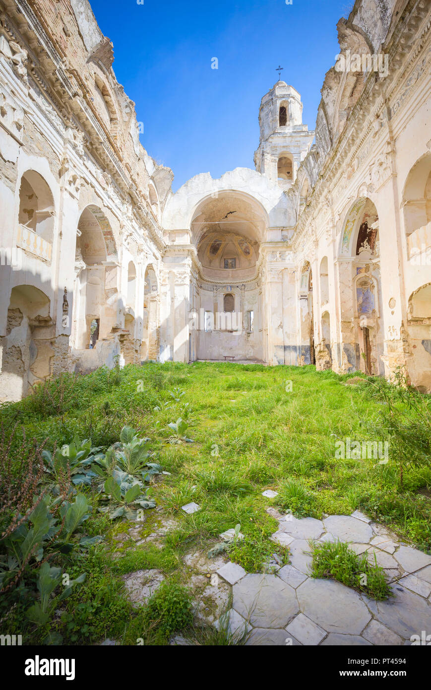 Innenansicht der Kirche von Sant'Egidio, zerstört durch das Erdbeben 1887, Bussana Vecchia, Sanremo, Provinz Imperia, Ligurien, Italien, Europa, Stockfoto