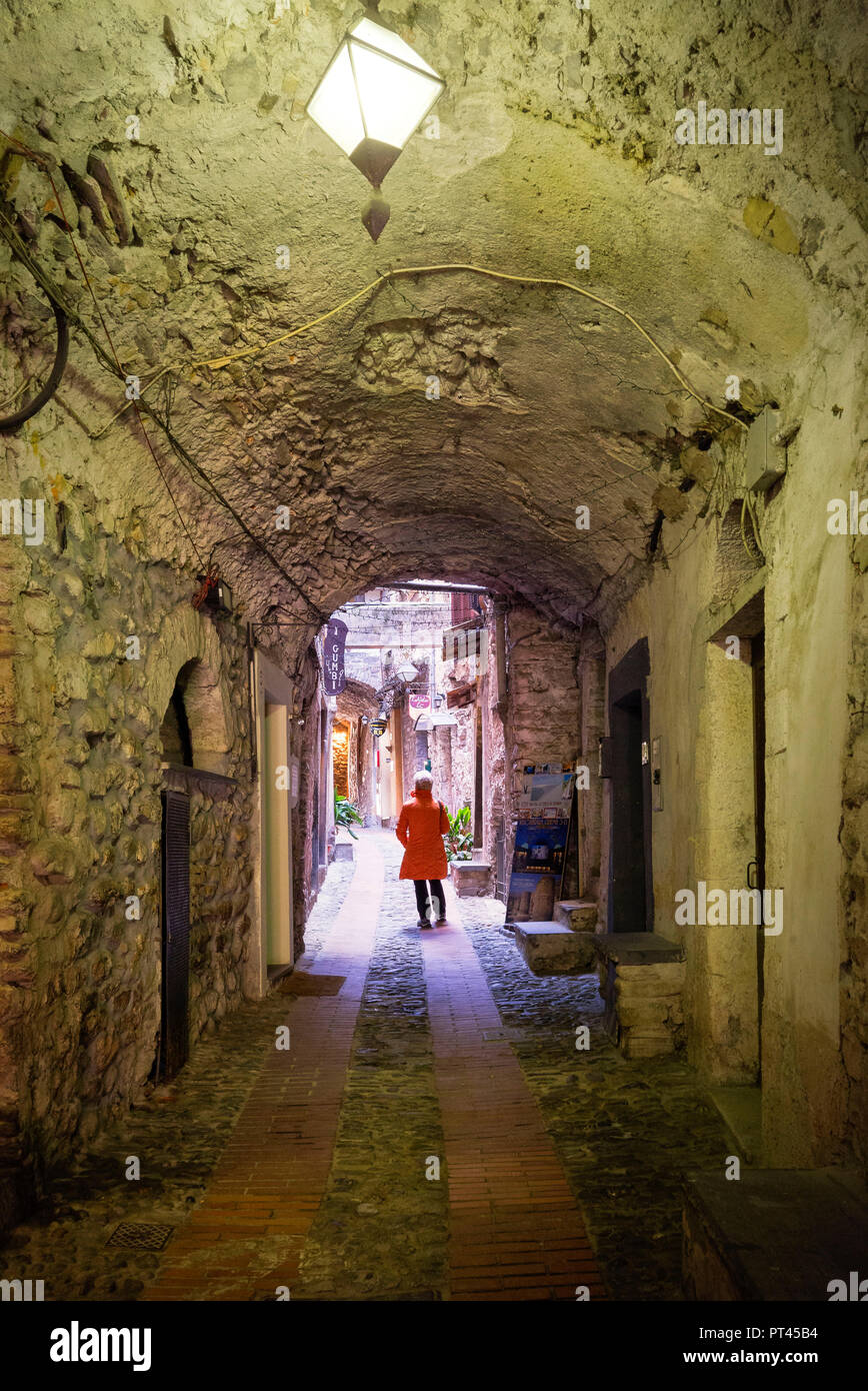 Licht in einer ruhigen Straße in der historischen Altstadt von Dolceacqua, Provinz Imperia, Ligurien, Italien, Europa, Stockfoto