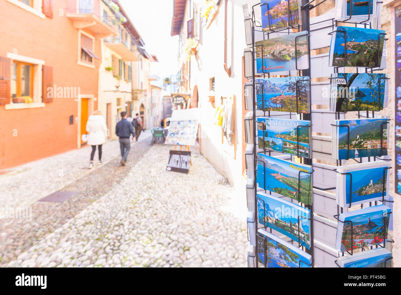 Postkarten im historischen Zentrum von Malcesine, Gardasee, Provinz Verona, Venetien, Italien, Europa, Stockfoto