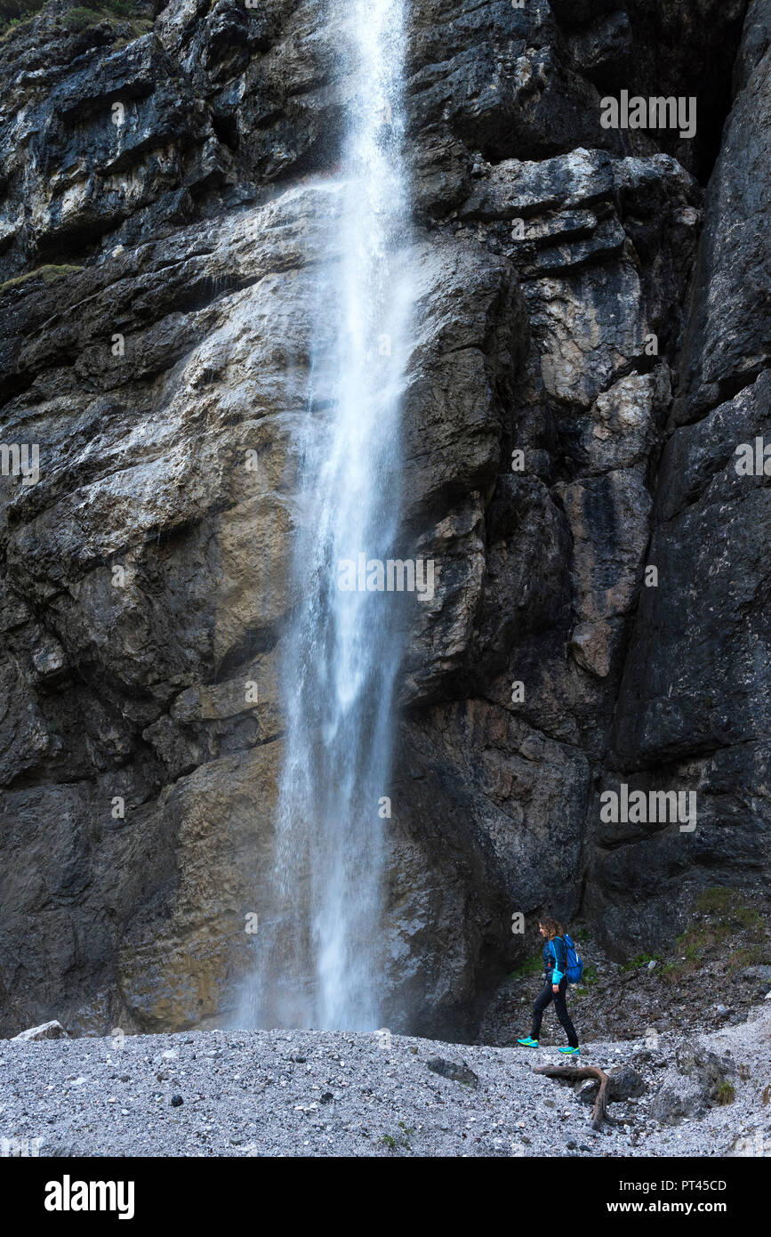 Wanderer auf den Pfaden der fällt in Tovel Europa, Italien, Trentino Nonstal, Tovel Tal, Ville d'Anaunia Stockfoto