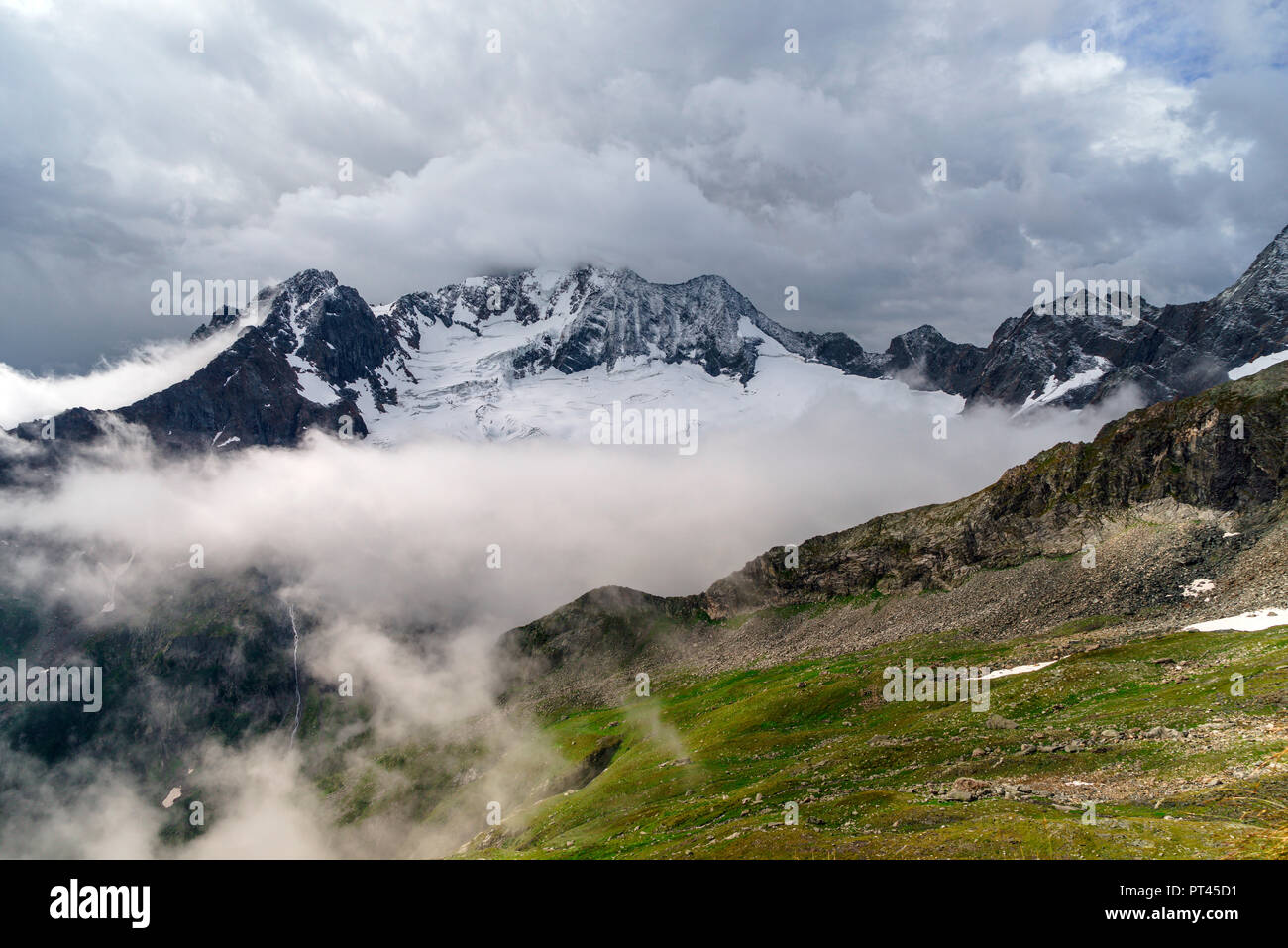 Wolken rund um den Monte Disgrazia, Chiareggio, Valmalenco, Provinz Sondrio, Lombardei, Italien Stockfoto