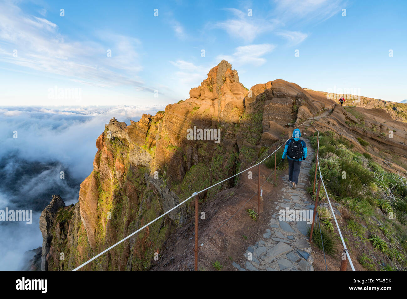 Frau Wandern auf der PR1 Trail, Pico Do Arieiro, Funchal, Madeira, Portugal, Stockfoto