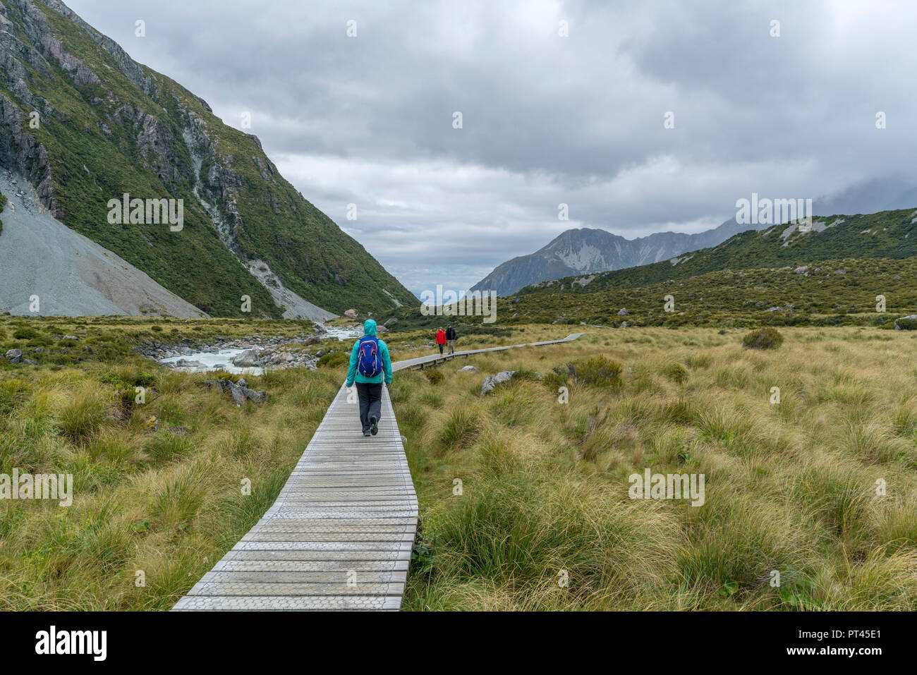 Wanderer zu Fuß auf Hooker Valley Track, Mount Cook Nationalpark, Mackenzie Bezirk, Region Canterbury, Südinsel, Neuseeland, Stockfoto