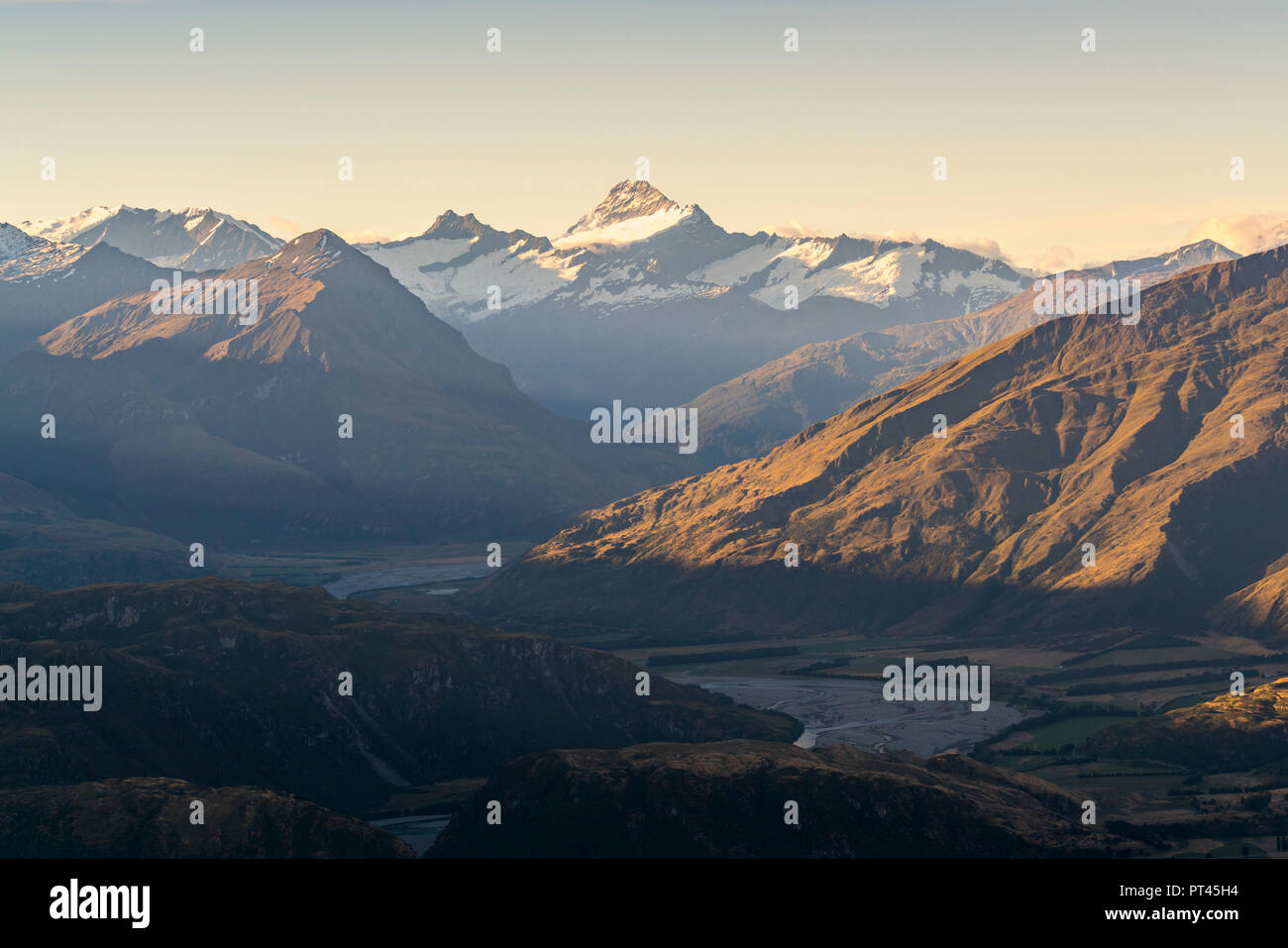 Letzten Strahlen des Lichts auf Mount Aspiring von Roys Peak Lookout, Wanaka, Queenstown Lakes District, Region Otago, Südinsel, Neuseeland, Stockfoto