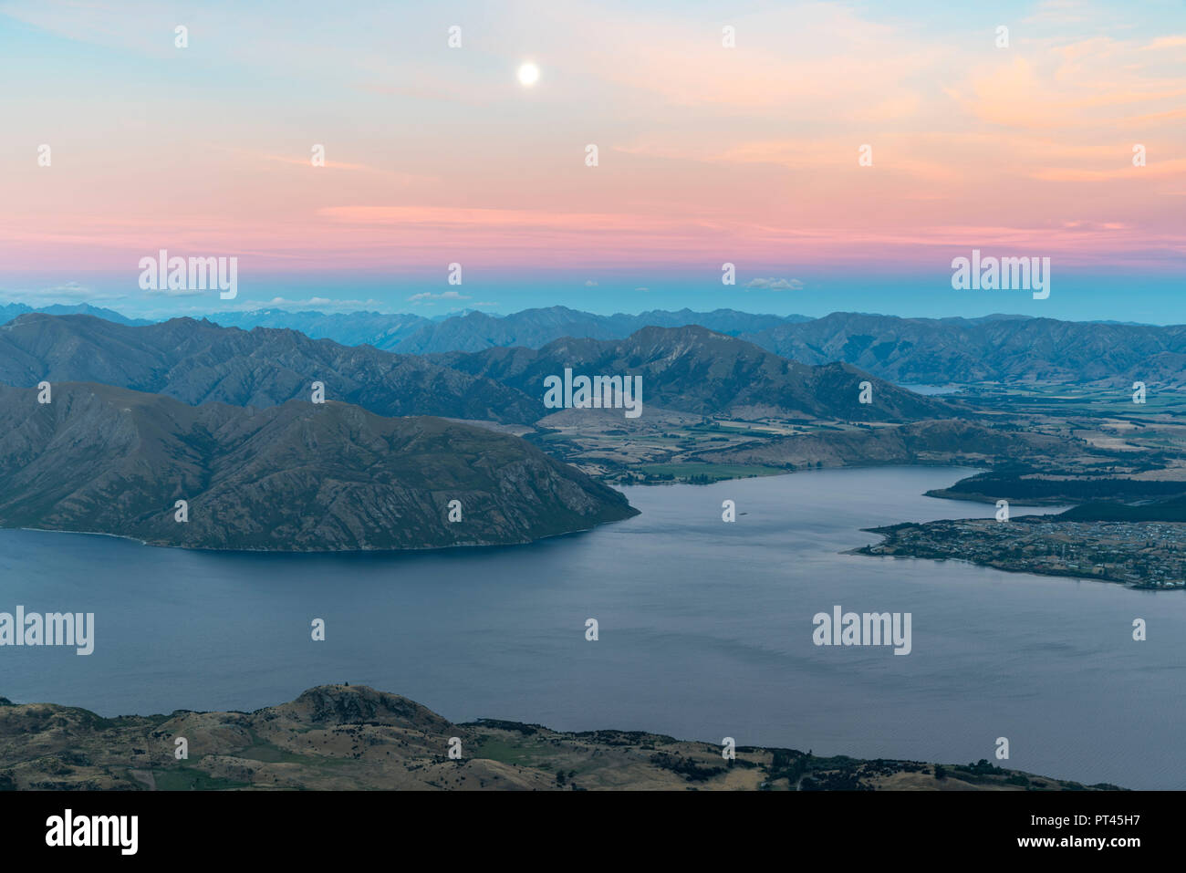 Moonlight über Lake Wanaka bei Sonnenuntergang, Wanaka, Queenstown Lakes District, Region Otago, Südinsel, Neuseeland, Stockfoto