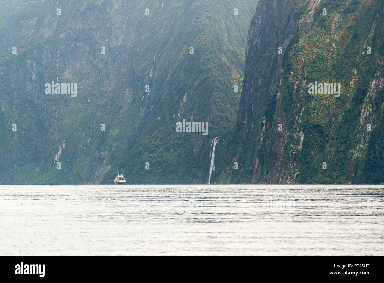 Boot und Stirling fällt am Milford Sound, Fjordland NP, Süden, Süden Region, South Island, Neuseeland, Stockfoto