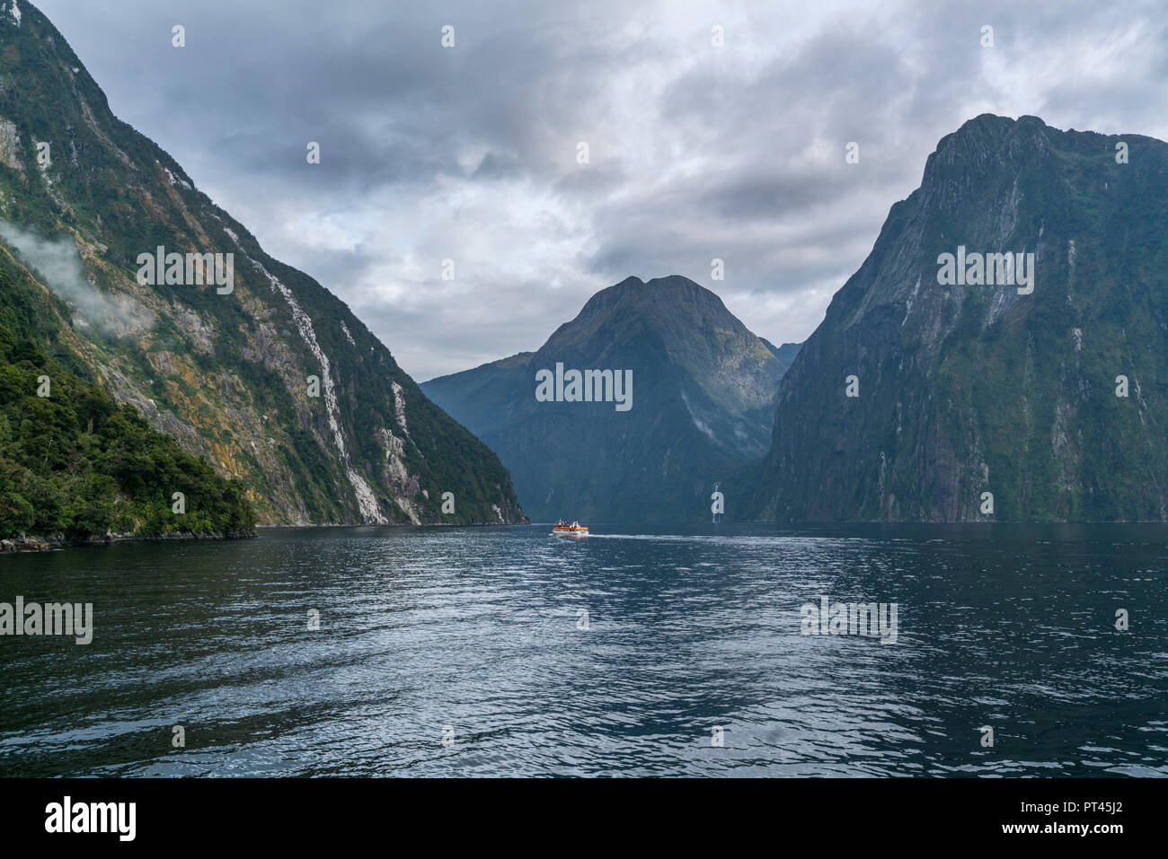 Boote im Milford Sound an einem bewölkten Sommertag, Fjordland NP, Süden, Süden Region, South Island, Neuseeland, Stockfoto