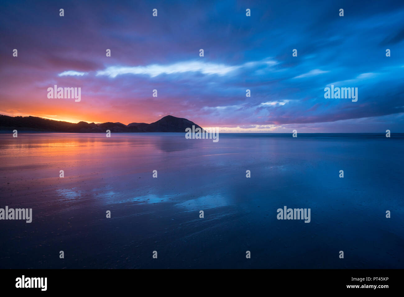 Sonnenuntergang von Wharariki Beach, Puponga, Tasman District, South Island, Neuseeland, Stockfoto