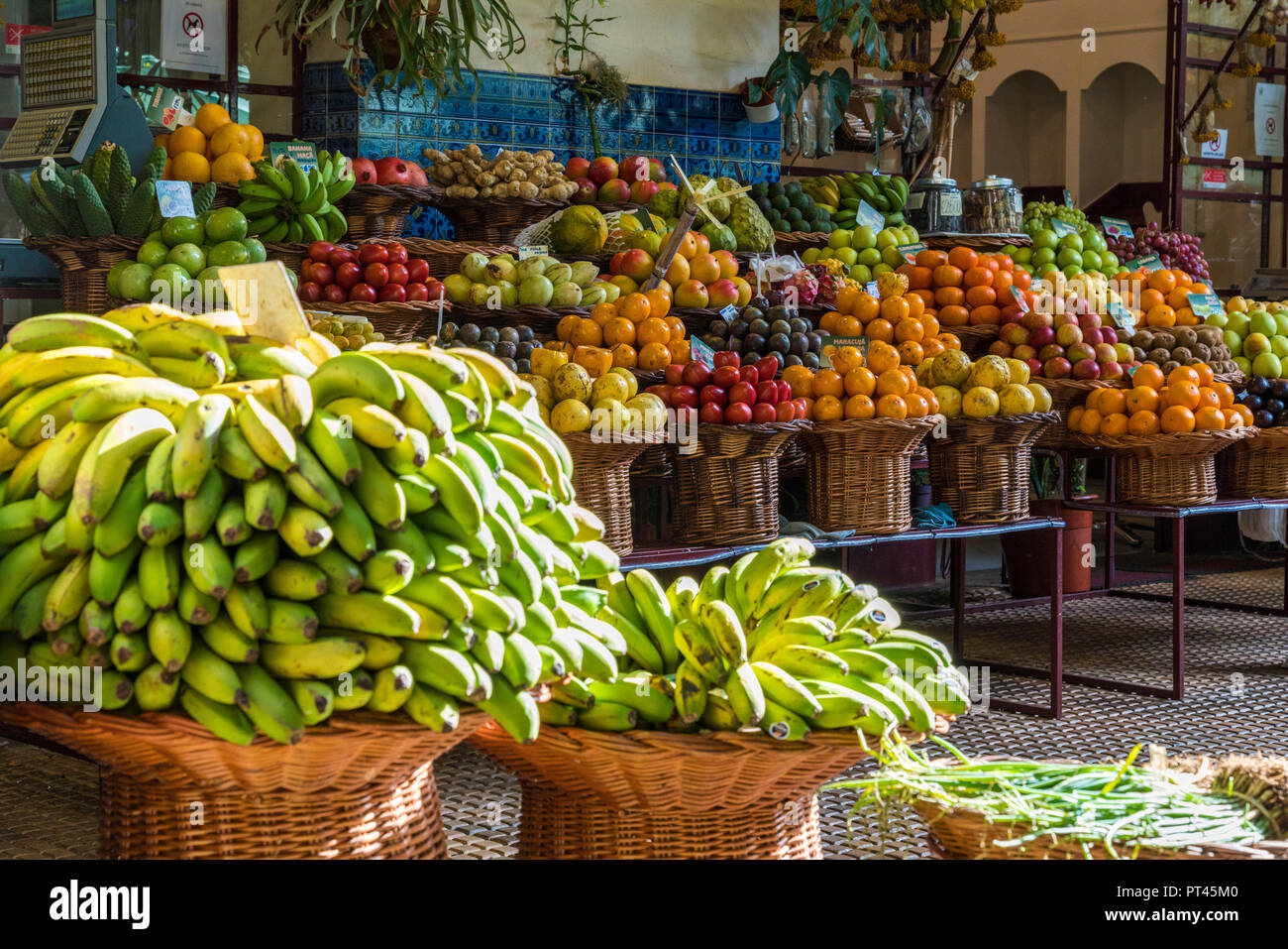 Lokale Obst und Gemüse im Mercado dos Lavradores - Bauernmarkt, Funchal, Madeira, Portugal, Stockfoto