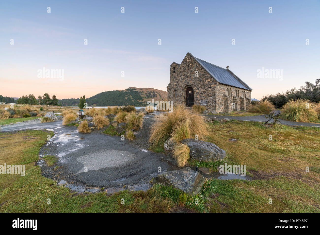 Kirche des Guten Hirten in der Dämmerung, Lake Tekapo, Mackenzie Bezirk, Region Canterbury, Südinsel, Neuseeland, Stockfoto