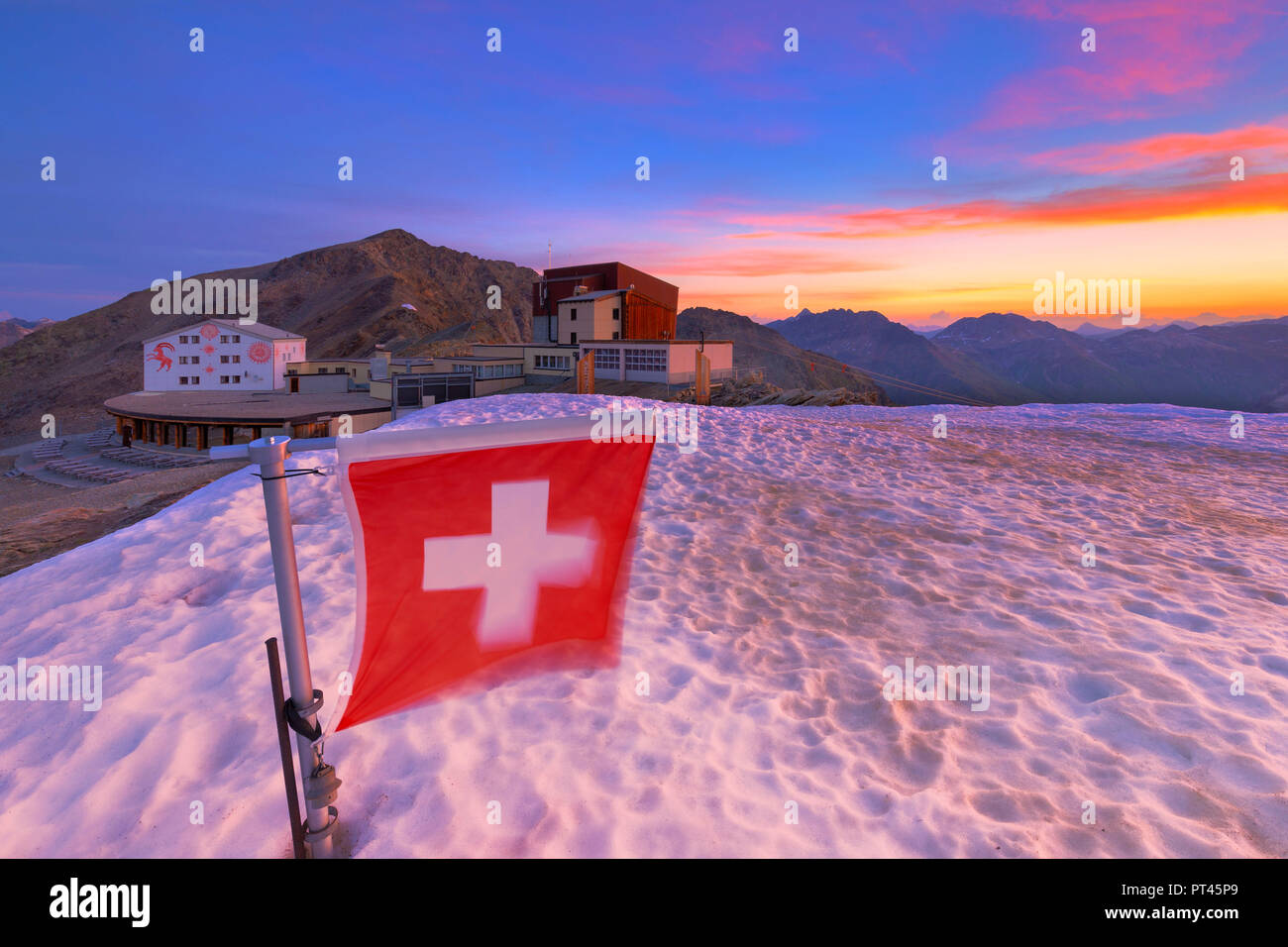 Sonnenaufgang an der Diavolezza Hütte mit der Schweiz Flagge im Vordergrund, Bernina, Engadin, Graubünden, Schweiz, Europa, Stockfoto