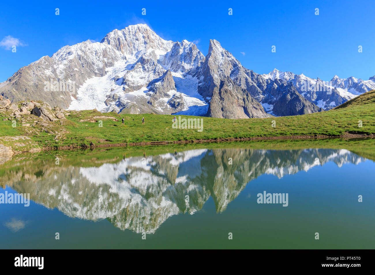 Trailrunner im Transit am Lac des Vesses Vesses, See, Veny Tal, Courmayeur, Aostatal, Italien, Europa Stockfoto