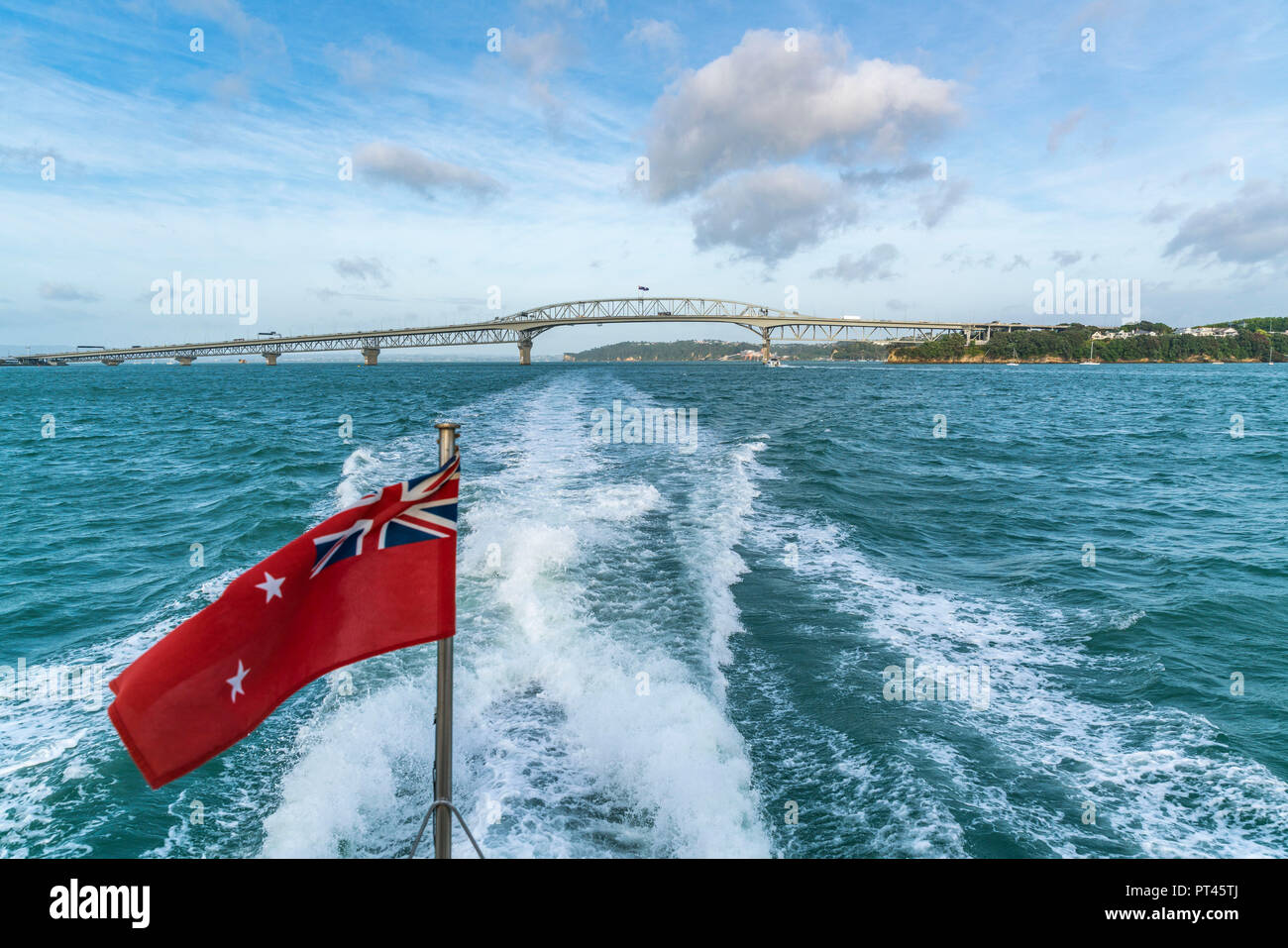 Die Neuseeländische Red Ensign und Auckland Harbour Bridge im Hintergrund, Auckland City, Region Auckland, Nordinsel, Neuseeland, Stockfoto