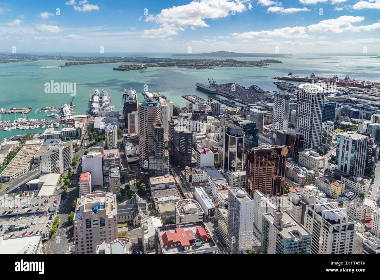 Blick auf den Hafen der Stadt und Devonport vom Sky Tower Auckland City, Region Auckland, Nordinsel, Neuseeland, Stockfoto
