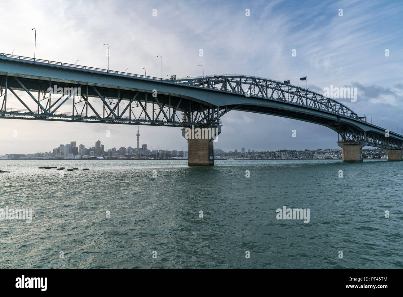 Auckland Harbour Bridge mit Auckland Skyline im Hintergrund, Auckland City, Region Auckland, Nordinsel, Neuseeland, Stockfoto