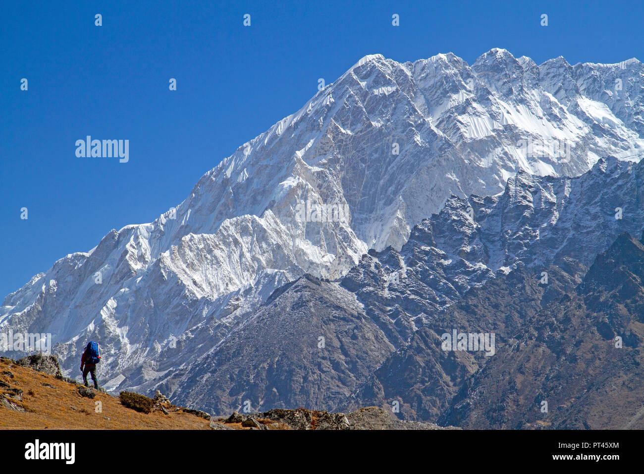 Trekker unter Nuptse auf dem Everest Base Camp Trail Stockfoto