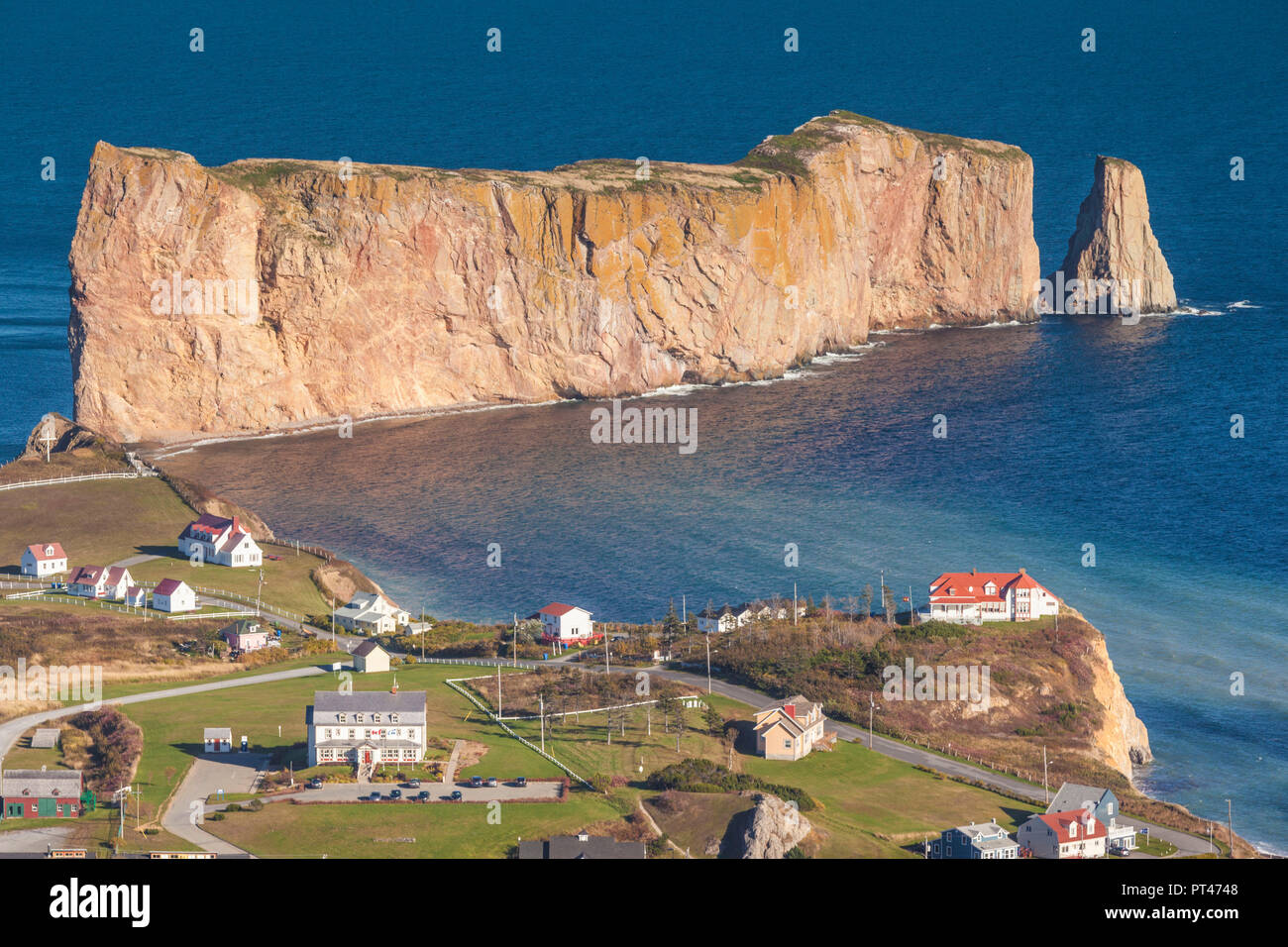 Kanada, Quebec, Gaspe Halbinsel, Perce, erhöhten Blick auf Stadt und Percé Rock von Mont Ste-Anne, Herbst Stockfoto