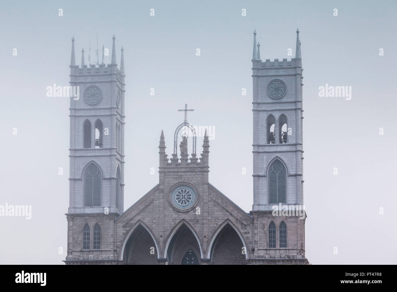 Kanada, Quebec, Mauricie Region, Sainte-Anne-de-la-Perade, Stadt, Kirche, Herbst Nebel Stockfoto