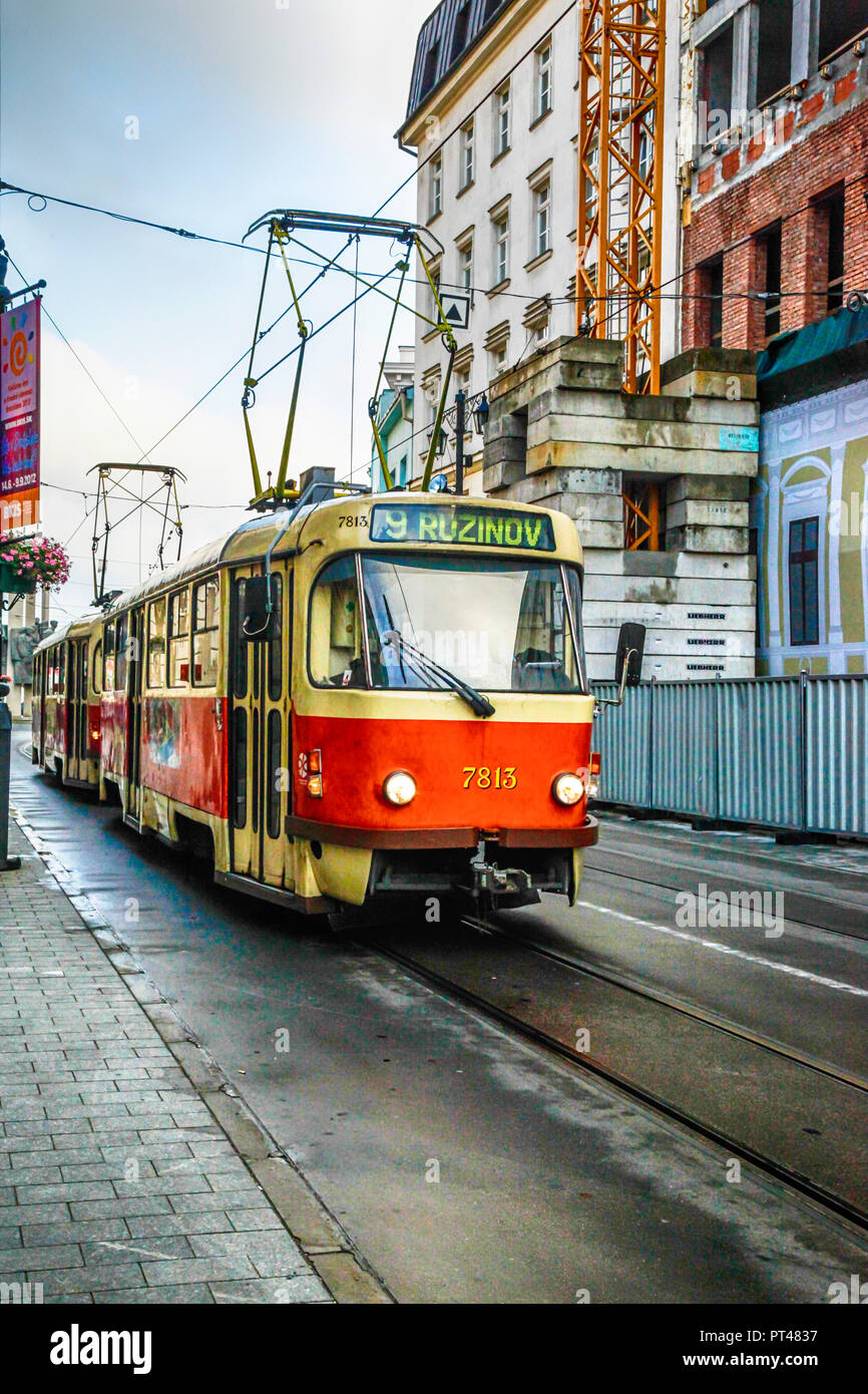 Roten Straßenbahnen mit öffentlichen Verkehrsmitteln rund um die Stadt Bratislava in der Slowakei Stockfoto