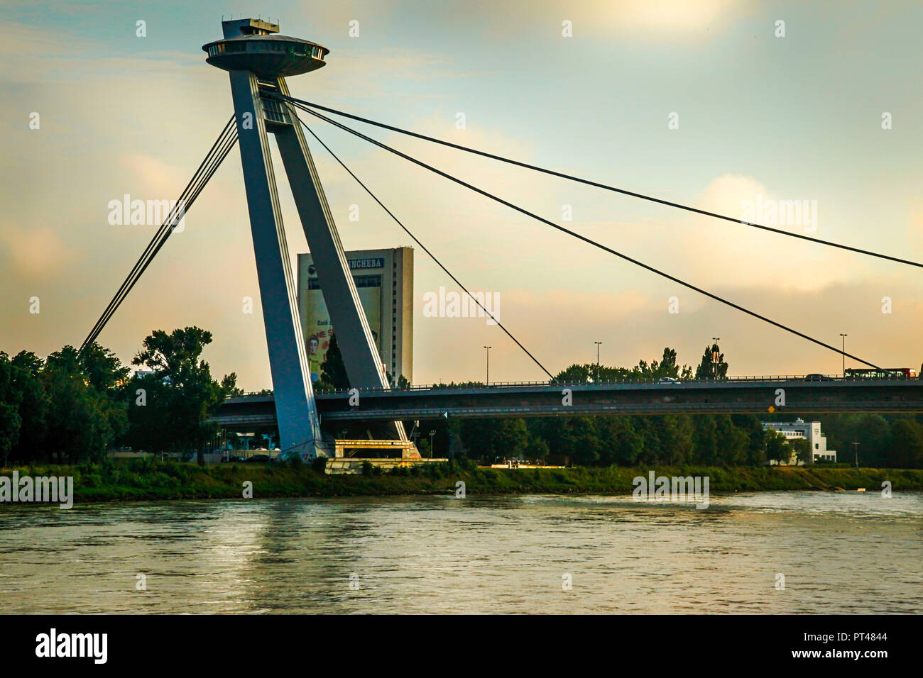 Die UFO-Sternwarte Plattform auf der SNP-Brücke über die Donau in Bratislava, Slowakei Stockfoto