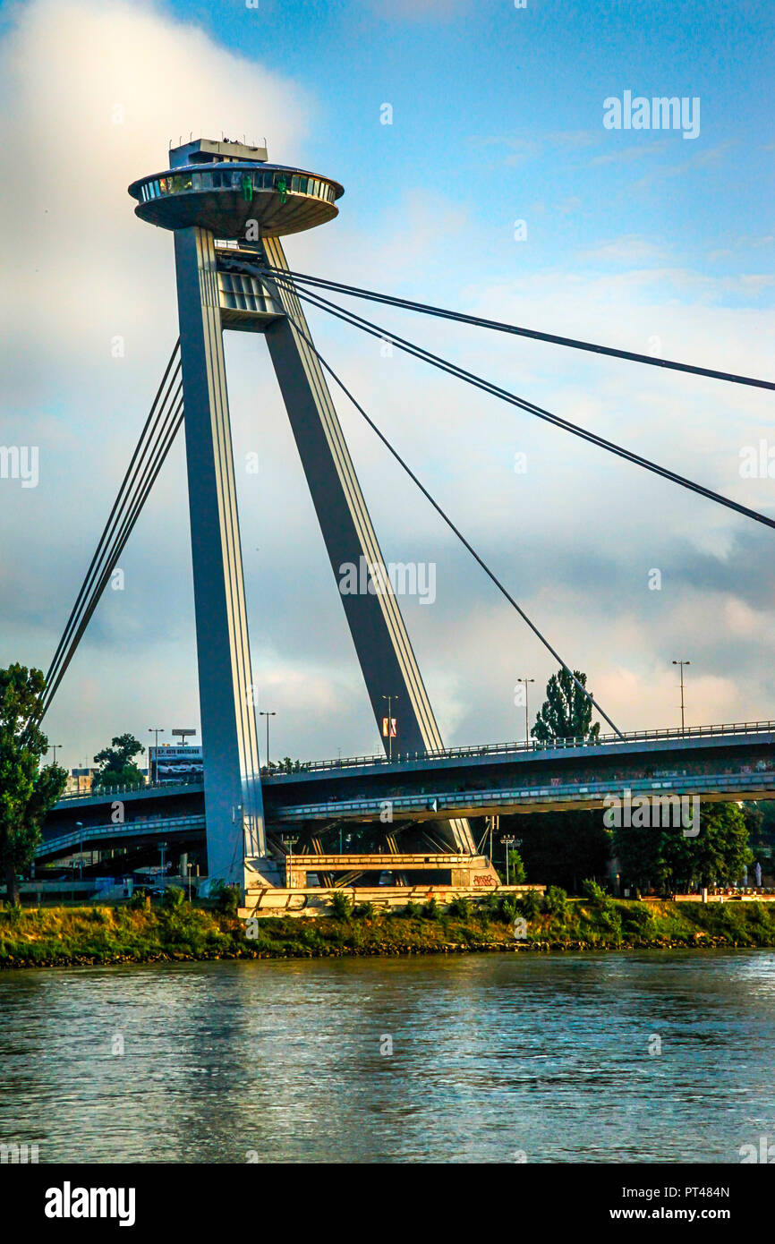 Die UFO-Sternwarte Plattform auf der SNP-Brücke über die Donau in Bratislava, Slowakei Stockfoto